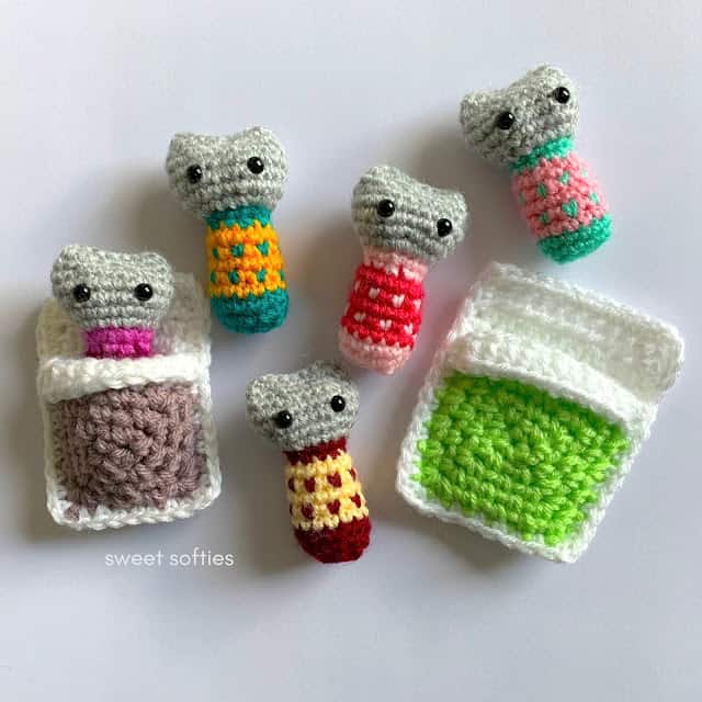 Five mini crochet kittens amigurumi patterns.