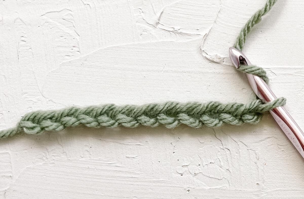 A double crochet starting chain made with green yarn.
