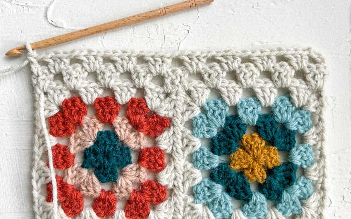 Tutorial showing how to crochet the second row of granny stitch.