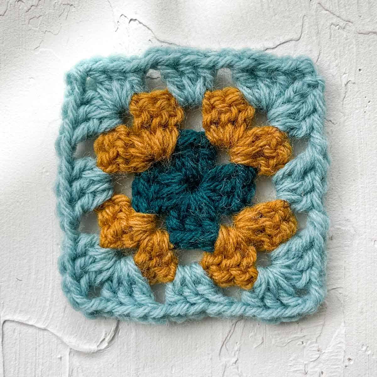 Granny square tutorial round 2: 36 double crochets.