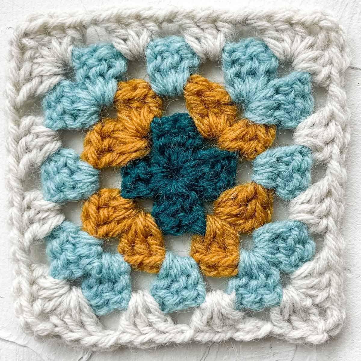 Granny square tutorial round 4: 48 double crochet stitches.