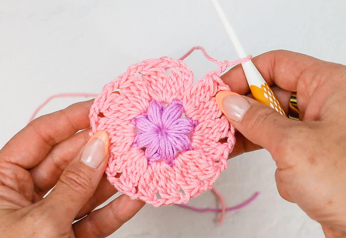 Crochet daisy granny square Round 2.