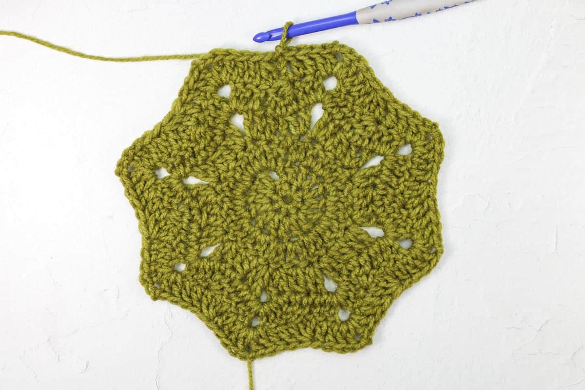 The first several rounds of a crochet ripple star.