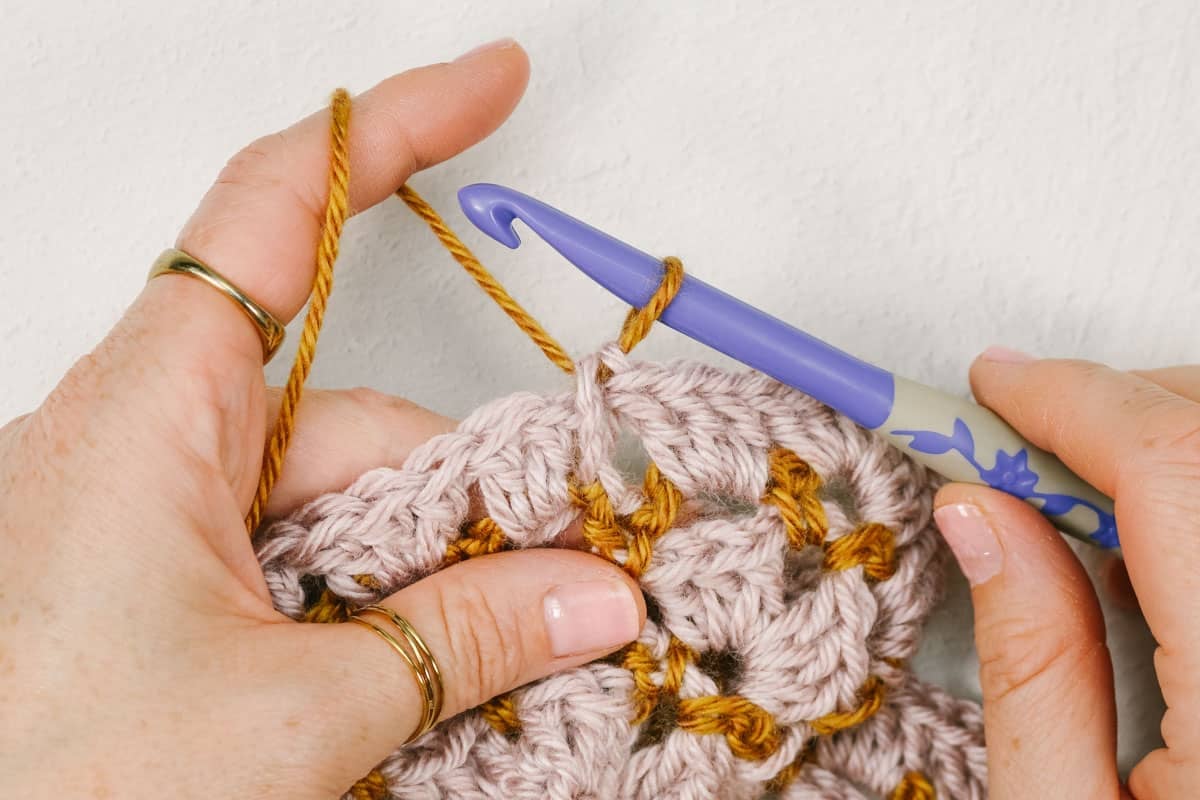 How to change colors between rounds of the crochet block stitch.